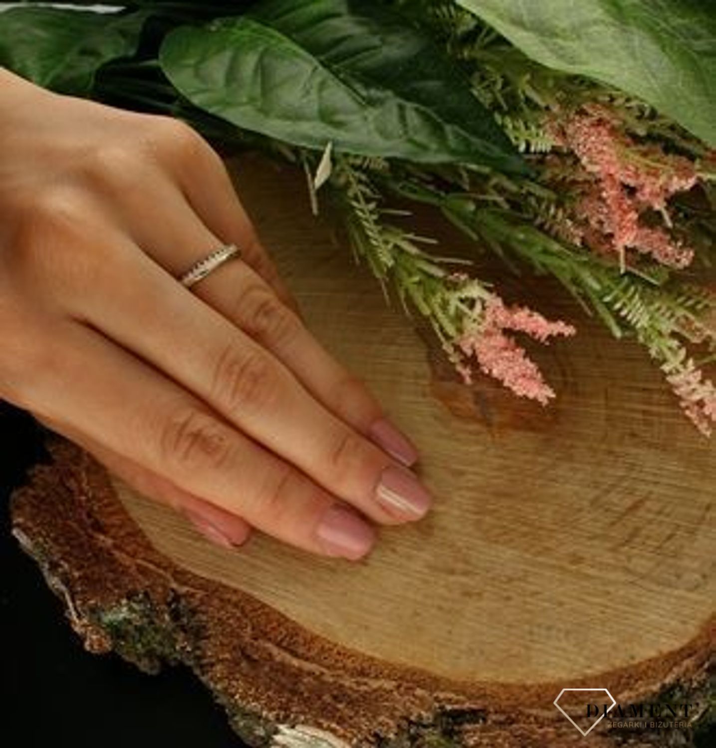 Złoty pierścionek wysadzany cyrkoniami PI 6115 333. Niezwykły pierścionek ze złota, który został ozdobiony błyszczącą cyrkonią. Pierścionek wysadzany wieloma drobnymi cyrkoniami z pewnością przyciągnie uwagę na palcu (1).jpg